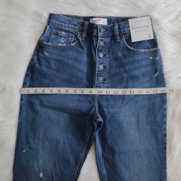 NEW Abercombie & Fitch Ultra High Rise Kick Flare crop Jeans Sized 28 / 6R - Picture 6 of 11